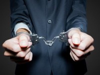 从家中带走！国泰君安国际：一名雇员被廉政公署拘留！